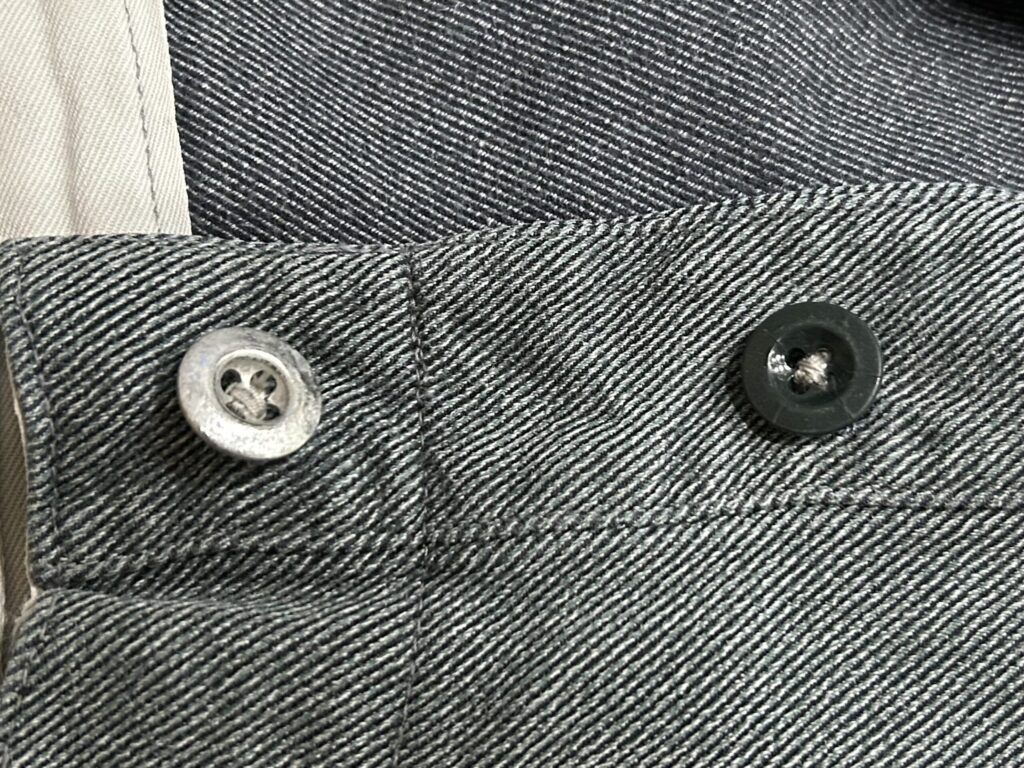 アルミボタンと樹脂ボタン