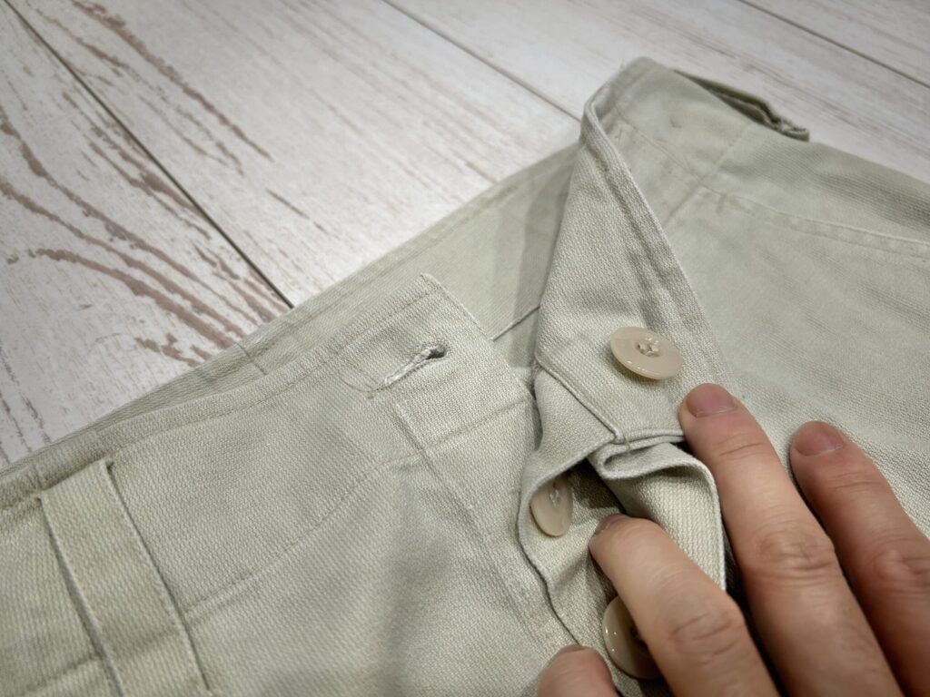 前開き 一番上のボタン